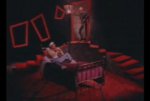 Il bel  marinaretto sul letto nel video di Ruby red.